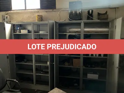 LOTE 041 - 2 armarios grande com 2 portas em aço porta peças e sobras 