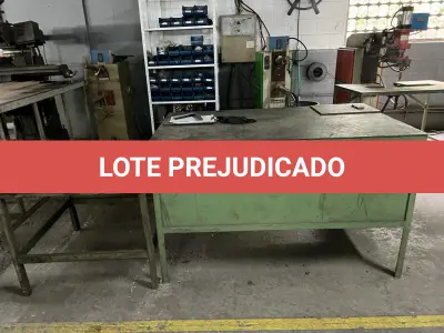 LOTE 106 - 2 bancadas de ferro verde
