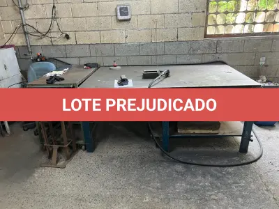 LOTE 113 - mesa grande deferro com pistola