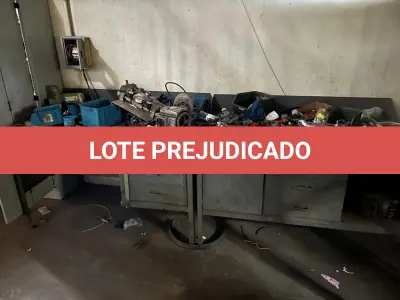 LOTE 044 - 2 bancadas de mecanico com peças sucateadas