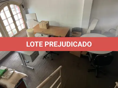 LOTE 004 - 3 mesas de escritorio em  mau estado duas bege e outra cinza
