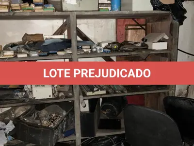 LOTE 020 - lote de prateleiras metalicas com sucatas de peças na sala