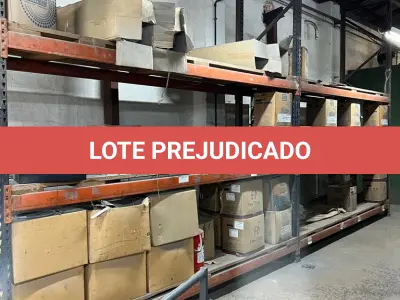 LOTE 099 - lote de prateleiras metalicas dentro do predio da esquerda