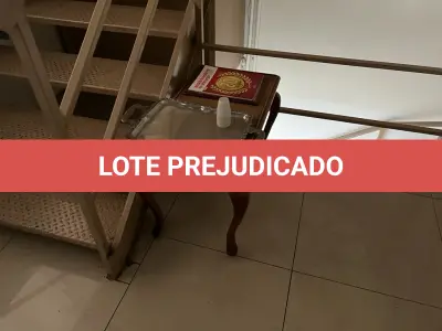 LOTE 034 - mesinha de centro em madeira