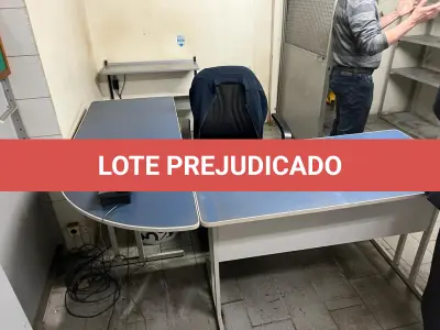 LOTE 022 - mesa em L cor azul com cadeira preta e mesa auxiliar