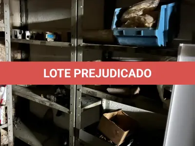 LOTE 020 - lote de prateleiras metalicas com sucatas de peças na sala
