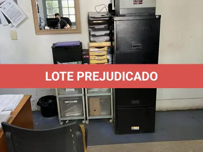 LOTE 063 - arquivo de aço 4 gavetas e 2 carrinhos de plastico com caixas