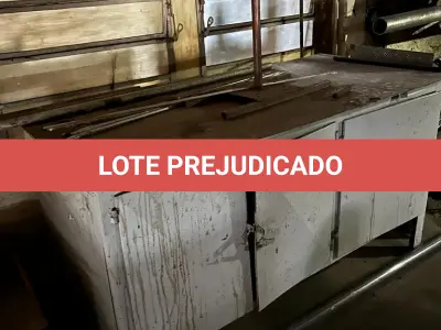 LOTE 038 - bancada em metal com 3 portas