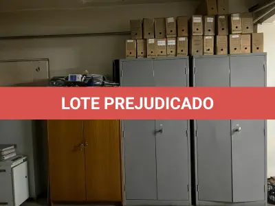 LOTE 025 - 2 armarios de aço grandes com 2 portas e um de madeira 