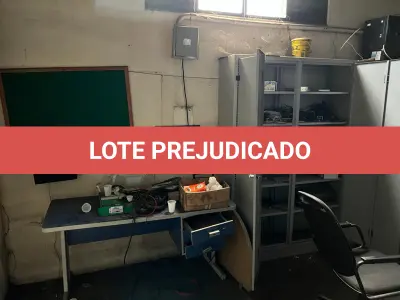 LOTE 049 -  mesa azul em mau estado e quadro verde