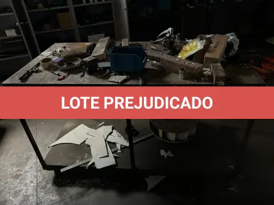 LOTE 042 - mesa de ferro com rodinhas