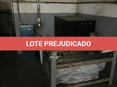 LOTE 119 - bebedor e caixa para sucatas metalicas