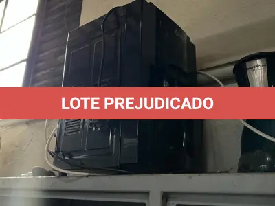 LOTE 040 - bebedor de bambona cor preta