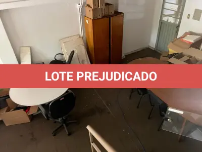 LOTE 003 - mesa redonda branca e 4 cadeiras pretas