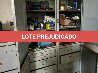 LOTE 045 - arquivo de aço 4 gavetas e armario gaveteiro com peças e sucatas