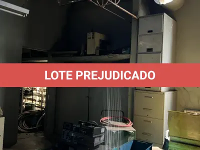 LOTE 051 - 2 arquivos de aço empilhados