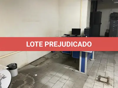 LOTE 029 - mesa em L cor azul com CPU teclado e  tela