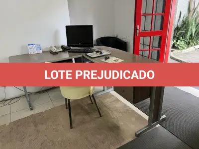LOTE 058 - mesa em L cor marrom com 2 gavetas e cadeira amarela, monitor, teclado