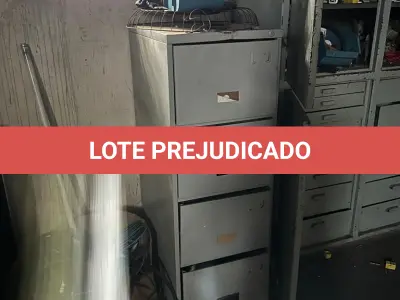 LOTE 045 - arquivo de aço 4 gavetas e armario gaveteiro com peças e sucatas