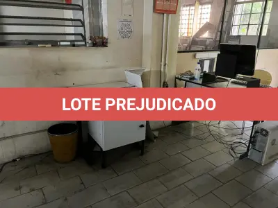 LOTE 030 - mesa branca com cpu, teclado mouse tela e cadeira bege, mais uma mesinha auxiliar e caixa para aquecer papel