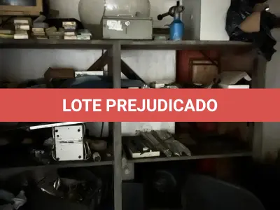 LOTE 020 - lote de prateleiras metalicas com sucatas de peças na sala