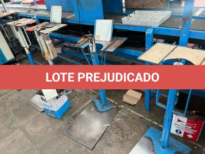 LOTE 077 - 4 torninhos de montaem