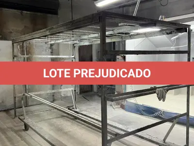 LOTE 074 - carrinho metalico para usar na cabine de pintura