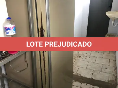 LOTE 062 - uma geladeira em mau estado