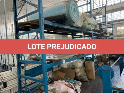 LOTE 130 - lote de prateleiras metalizas e algumas mesas dentro do almoxarifado com todo o material nas prateleiras