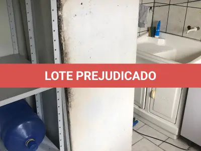 LOTE 081 - uma geladeira consul em mau estado
