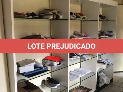 LOTE 082 - prateleira, mesinha de canto, cadeiras de palha