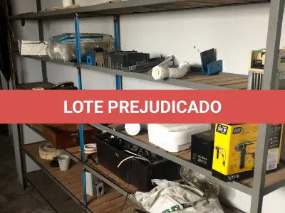 LOTE 063 - prateleiras simples com poucas peças