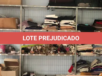 LOTE 072 - lote de mesas de escritorio e prateleiras simples, com cadeira