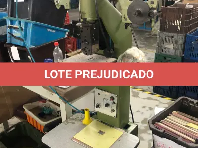 LOTE 049 - uma maquina de carimbar cor verde
