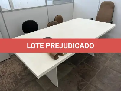 LOTE 136 - lote com 3 mesas de reunião
