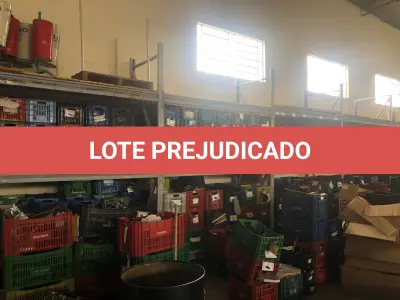 LOTE 024 - lote de caixas plasticas  com navalhas 