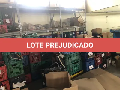 LOTE 024 - lote de caixas plasticas  com navalhas 