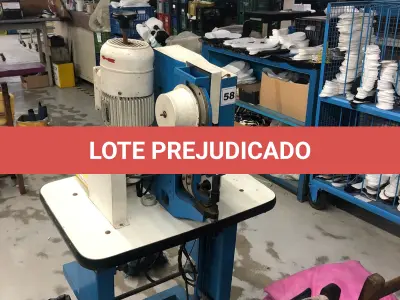 LOTE 054 - uma maquina de aplicar ilhos