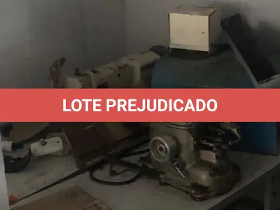 LOTE 069 - uma maquina de costura debrum