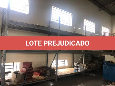LOTE 022 - lote de prateleiras na parte da frente da fabrica