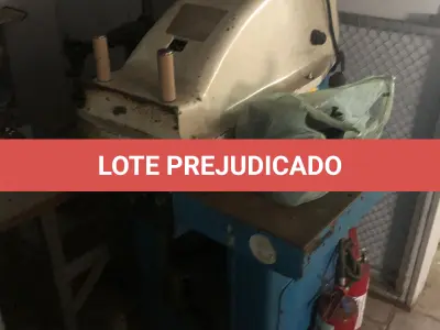 LOTE 067 - um balancim hidraulico para corte de couro em pessimo estado