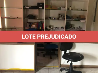 LOTE 083 - mesas de escritorio  com 3 cadeiras