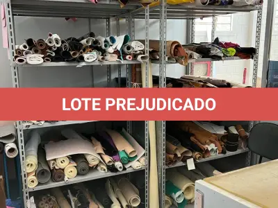LOTE 106 - 2 prateleiras com sobras de couro sintetico