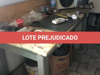 LOTE 064 - uma bancada de mecanico