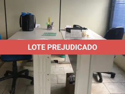 LOTE 072 - lote de mesas de escritorio e prateleiras simples, com cadeira