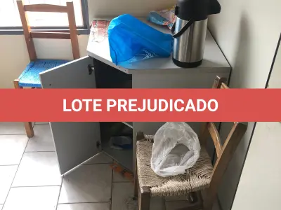 LOTE 082 - prateleira, mesinha de canto, cadeiras de palha