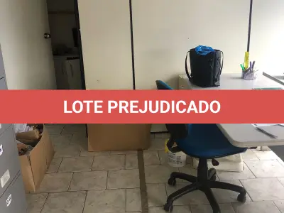 LOTE 078 - cadeira azul