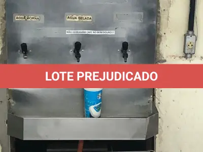 LOTE 009 - um bebedor de torneiras grande