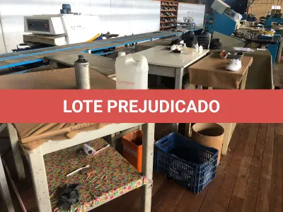 LOTE 191 - Lote com 5 mesas