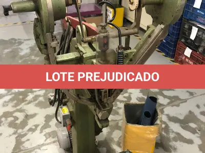 LOTE 055 - uma maquina de aplicar ilhos